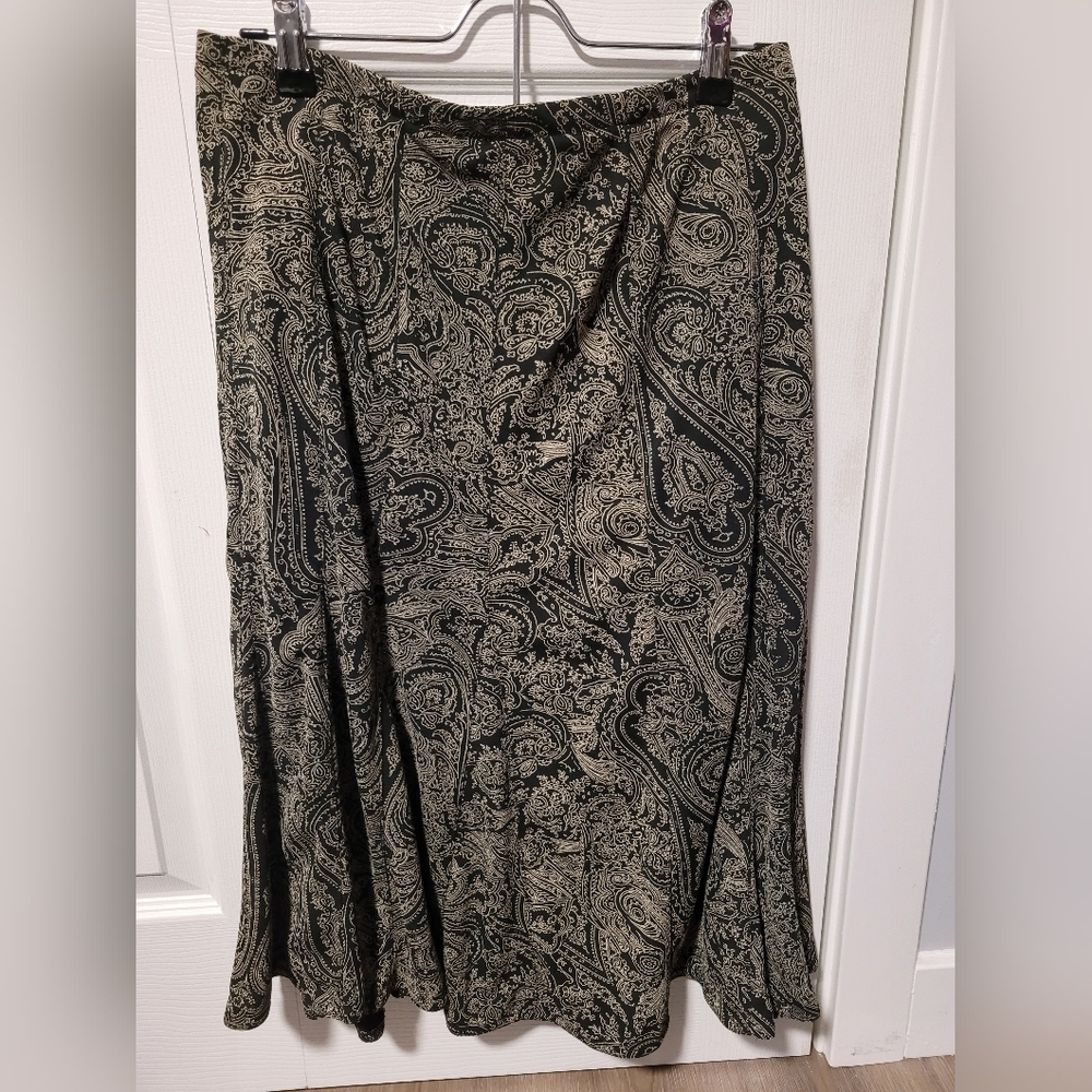 🦋 2/$20 🦋 Skirt black and tan paisley pattern